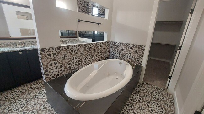 Building Photo - Beautiful 4 bedroom 2.5 bathroom home! READY NOW