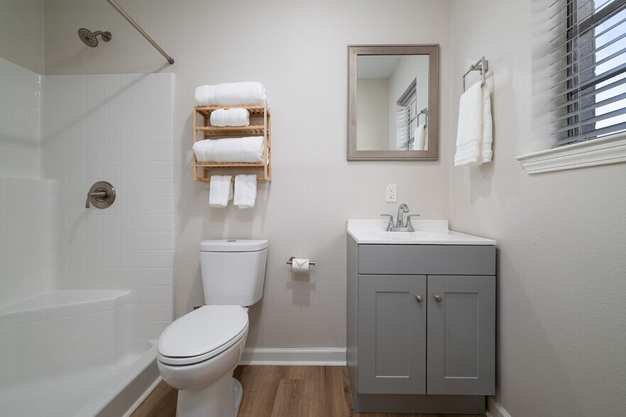 Building Photo - 1528 E Devine St