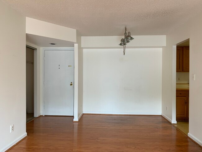 Dining room - 807 N Howard St
