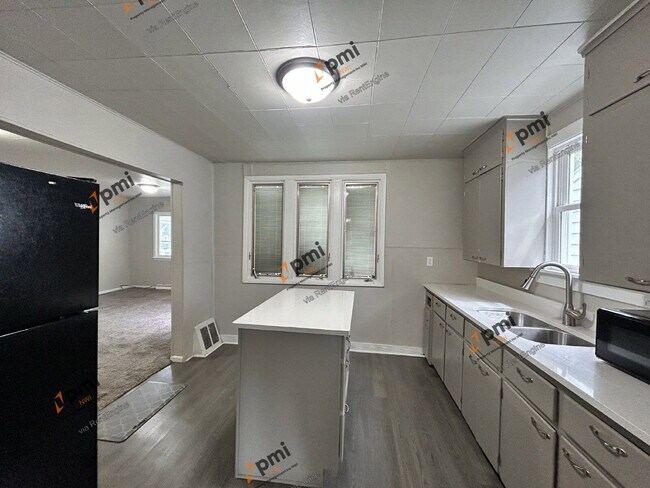 Building Photo - 810 Plain St