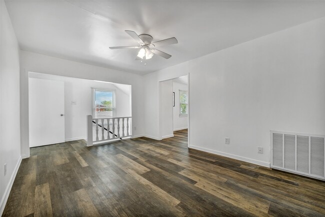 Building Photo - 123 The Strand