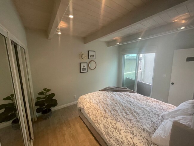 Building Photo - PET FRIENDLY Property! Sunning 1 Bedroom 1...
