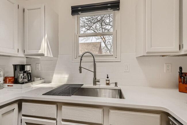 Building Photo - Spacious 3-Level Townhome w/ Private Primary Suite