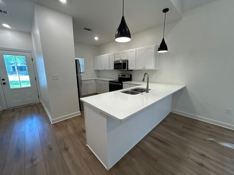 Building Photo - 244 Linden St