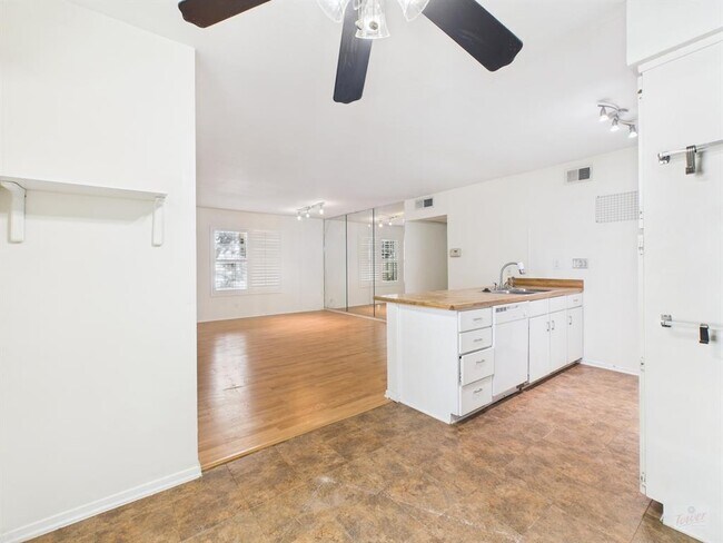 Building Photo - 910 Duncan Ln