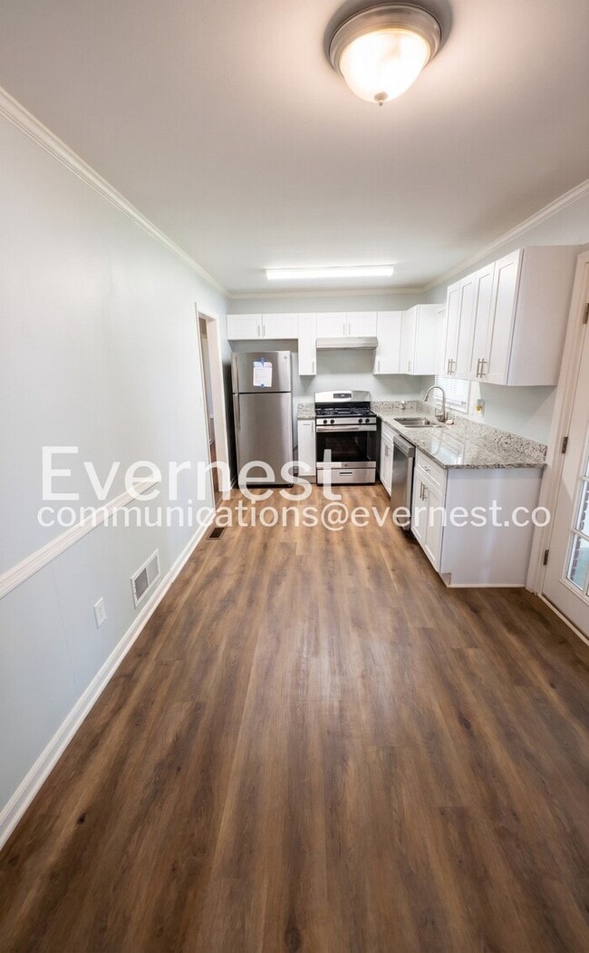 Building Photo - 735 Hillcrest Dr