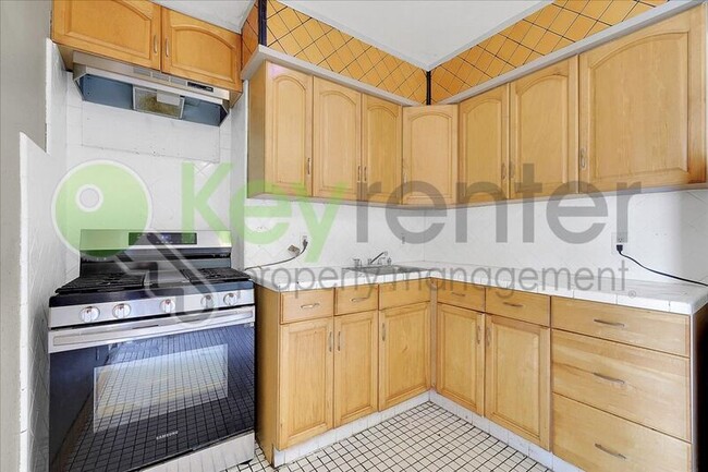 Building Photo - 246 Santiago Ave