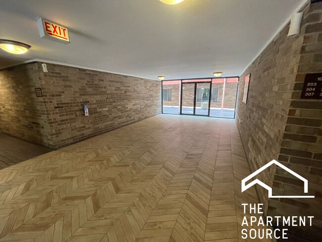 Building Photo - 744 W Gordon Ter