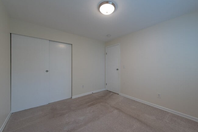 Building Photo - Peaceful neighborhood setting within walki...