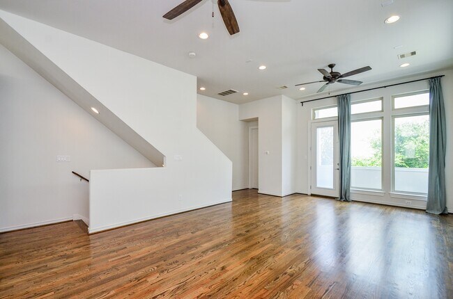 Building Photo - 1310 Delano St