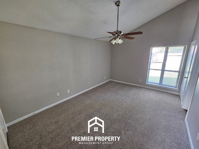 Building Photo - Move-In Ready 3BR Gem in Memphis - Cozy Fireplace, Tile Dining & Private Yard
