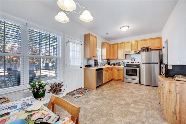 Building Photo - 2BR/2.5BA Clayton Townhouse