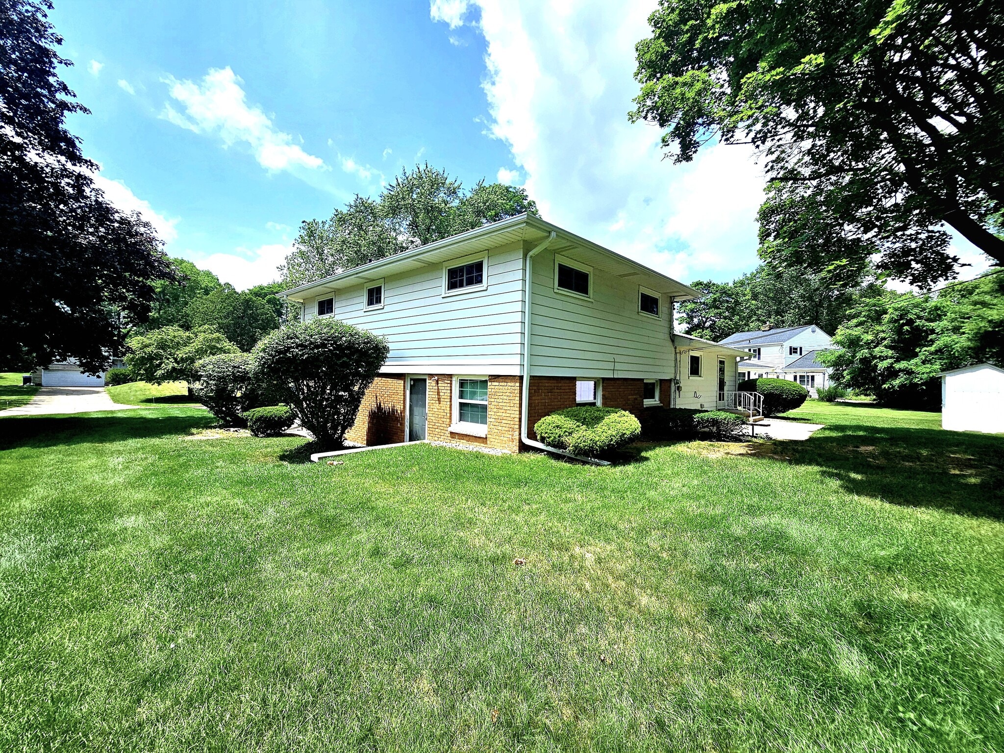 Side yard - 172 Lincoln Hill Dr