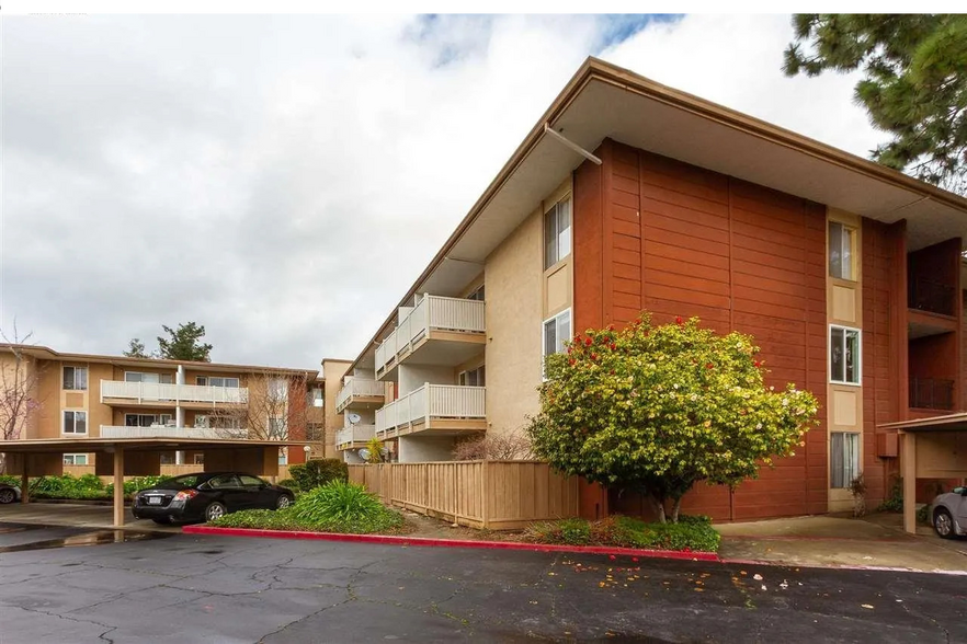 Building Photo - 38455 Bronson St