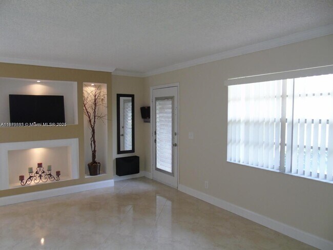 Building Photo - 545 Normandy Ln