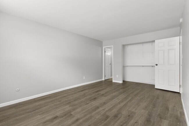 Building Photo - Recently updated 2 bedroom condo with upgr...