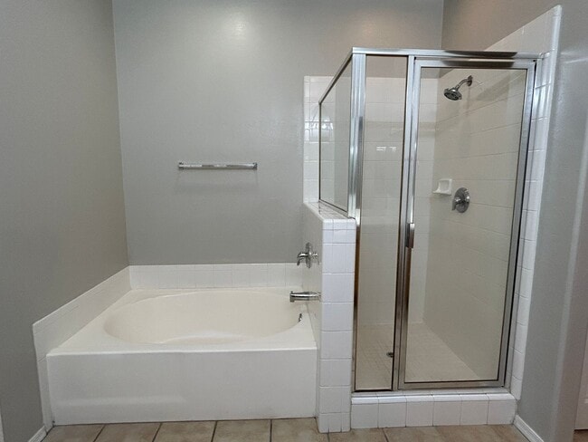 Building Photo - 955 E Knox Rd