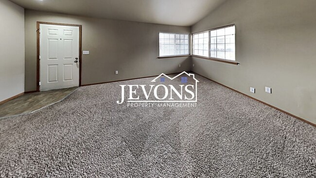 Building Photo - Beautiful duplex near I-823 with flexible ...