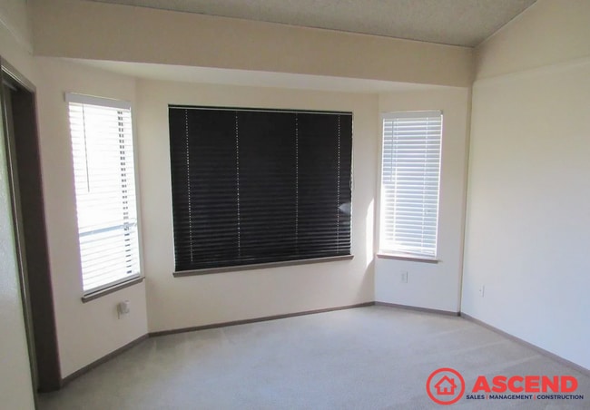 Building Photo - Dazzling Apartment Located Near Coffee Rd!