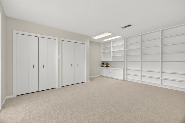 Building Photo - 147 Valley Dr