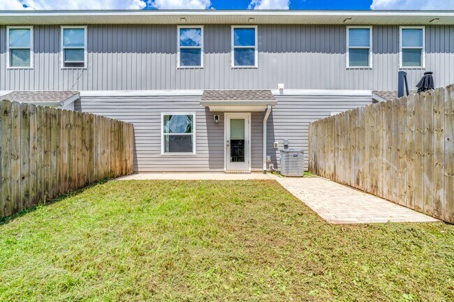 Building Photo - Newer 3 Bed/2.5 Bath Townhome with Modern ...