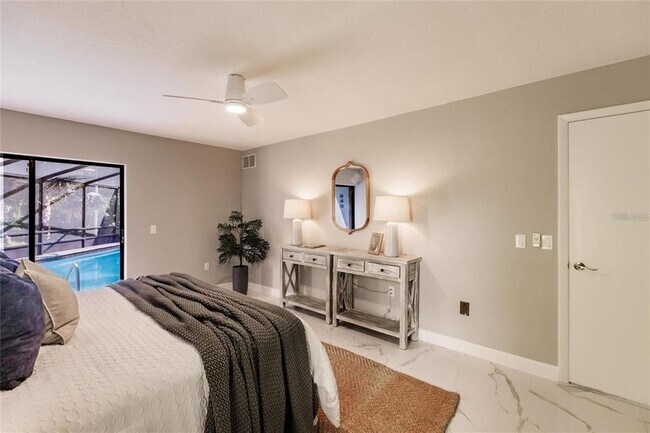 Building Photo - 904 S Doral Ln