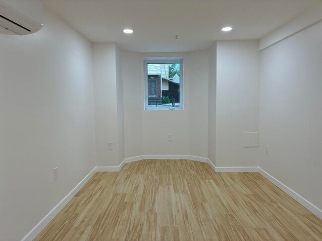 Building Photo - 716 11TH St