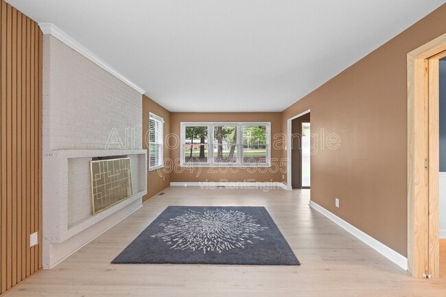 Building Photo - 5105 Pine Dr