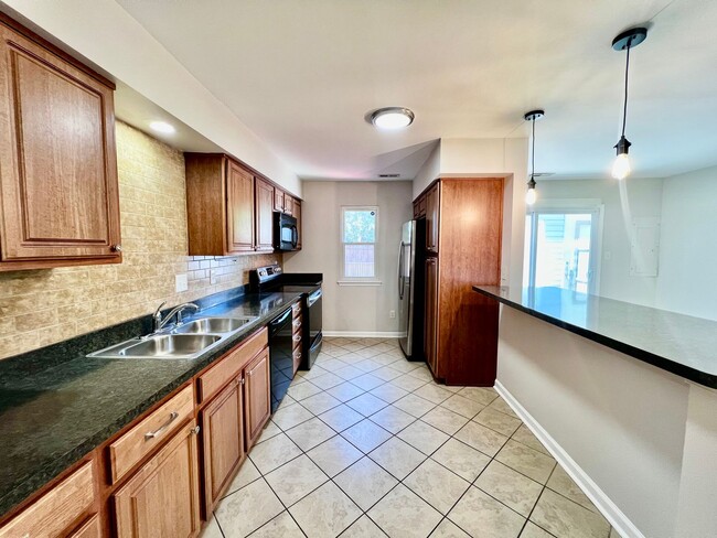 Building Photo - Gorgeous townhouse in the heart of Virgini...
