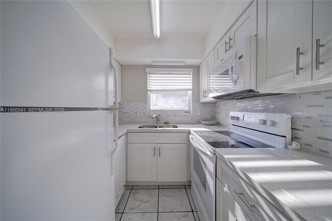 Building Photo - 2855 NE 30th St