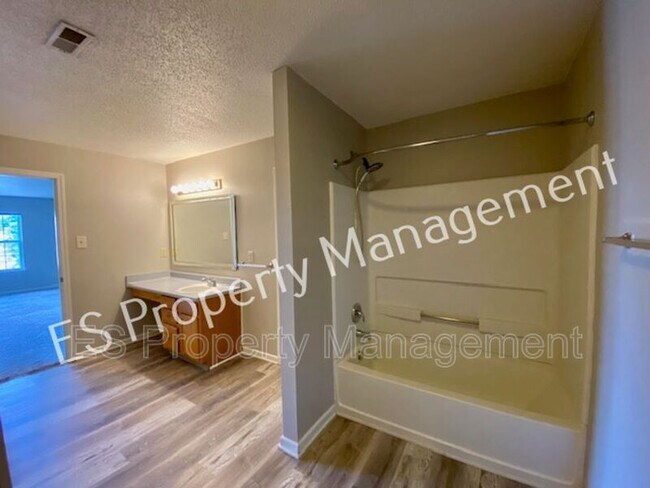 Building Photo - 2180 Shadowbrook Dr