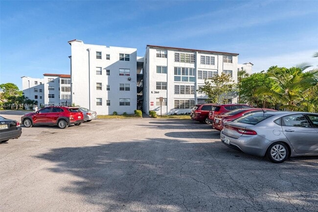 Building Photo - 2860 Somerset Dr