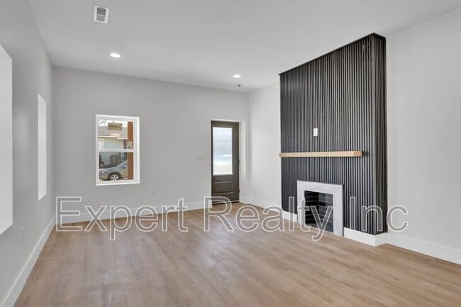 Building Photo - 1720 34th Pl N