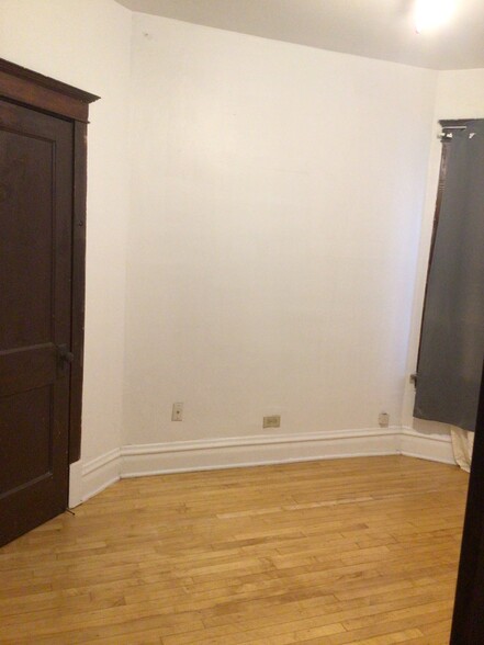 Building Photo - 928 N Harding Ave