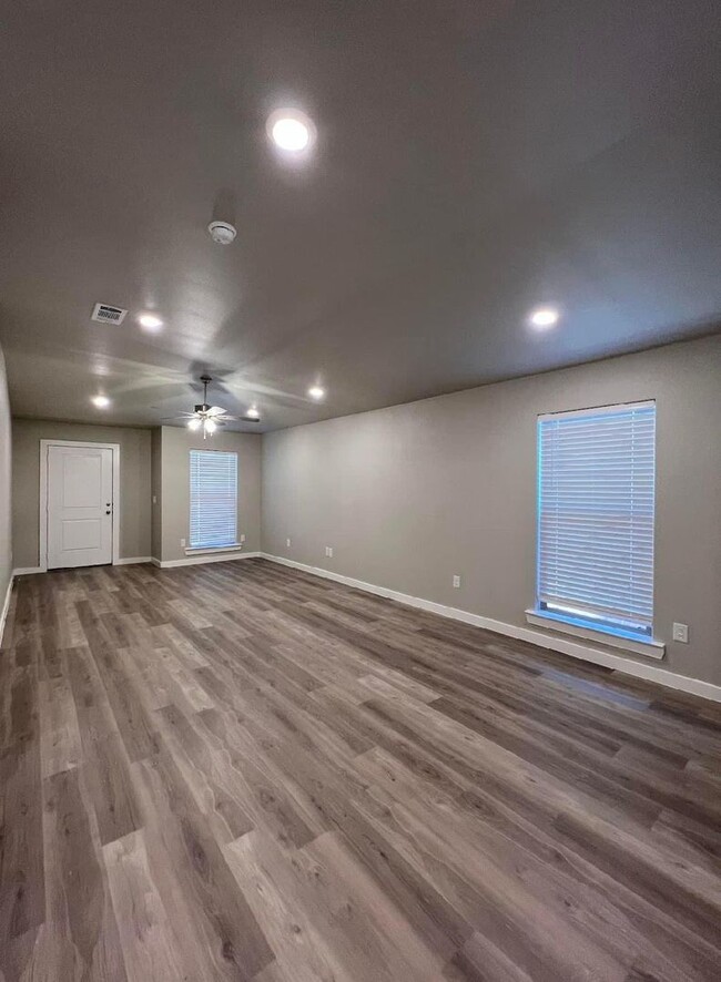 Building Photo - NOW OFFERING HALF OFF MOVE-IN FEE, WHEN YO...