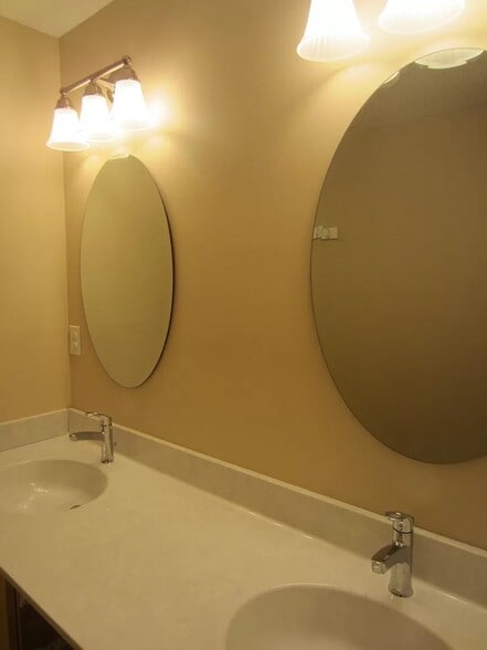Main Bath #4 - 4210 N Center St