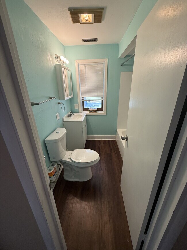 Building Photo - Charming 2 Bedroom 1 Bathroom with small b...