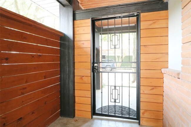 Building Photo - 614 Kipling St