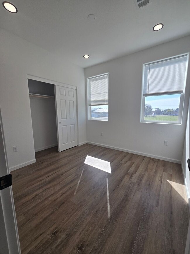 Building Photo - 3 BR 2 BA available Now