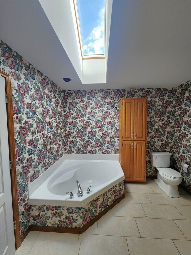 Building Photo - Executive 3+BR, 3BTH Rancher, 2car gar (with ALL utilities only $450/mo) and lawncare and snow re...