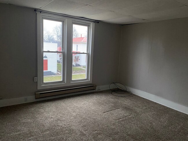 Building Photo - Upstairs One Bedroom Unit