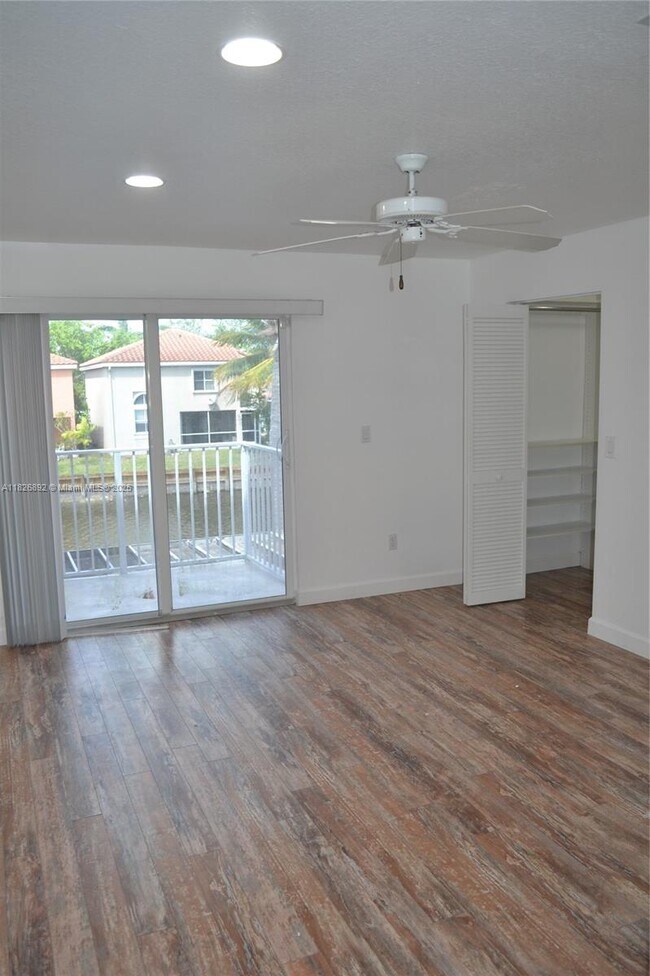 Building Photo - 1537 E Lake Ct