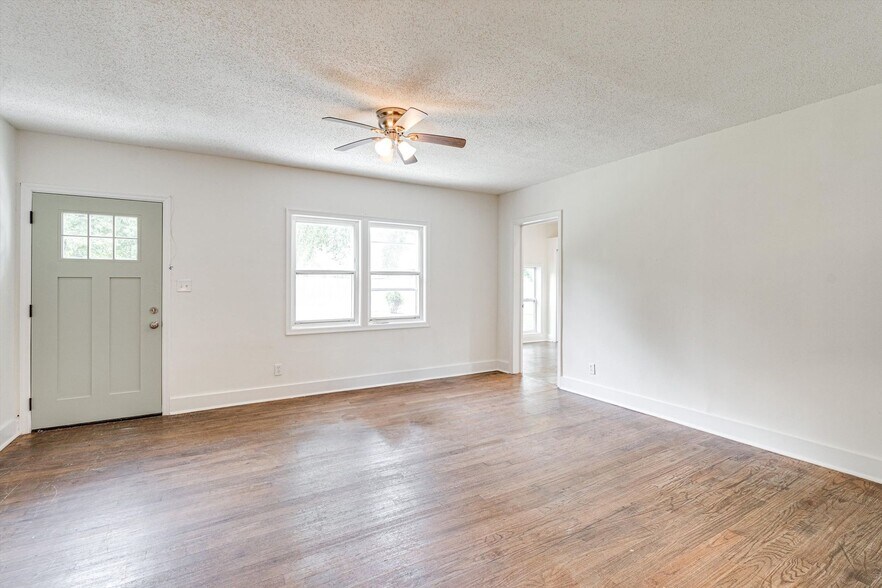 Building Photo - 5004 Club Dr