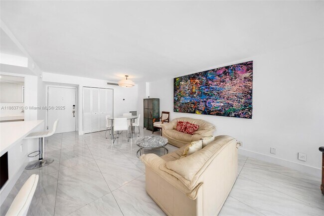 Building Photo - 2655 Collins Ave