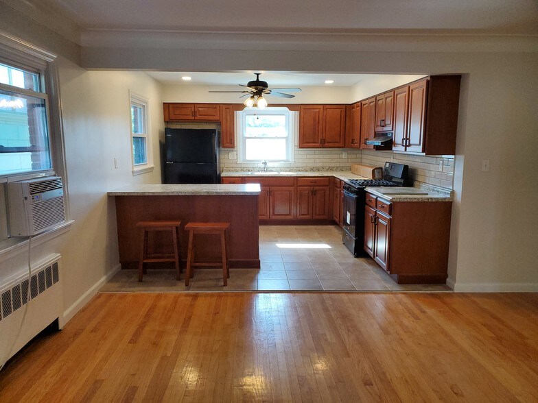 Kitchen w/Island and Stools - 216 Glen Ave