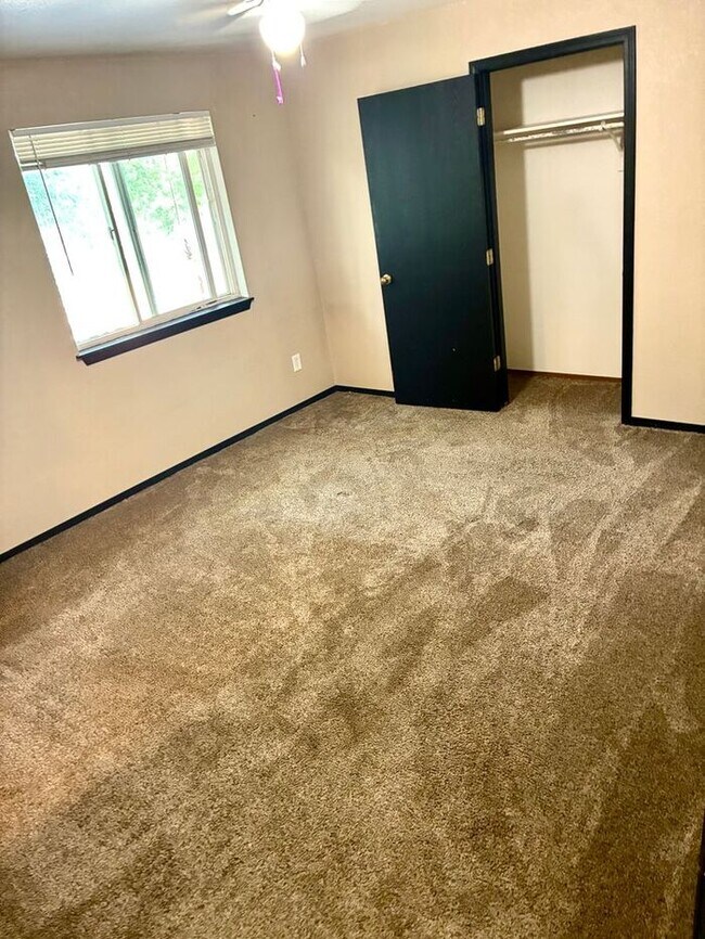 Building Photo - Move-In Special: 2 Weeks Free! Spacious 3 Bed, 1.5 Bath Apartment in Longmont