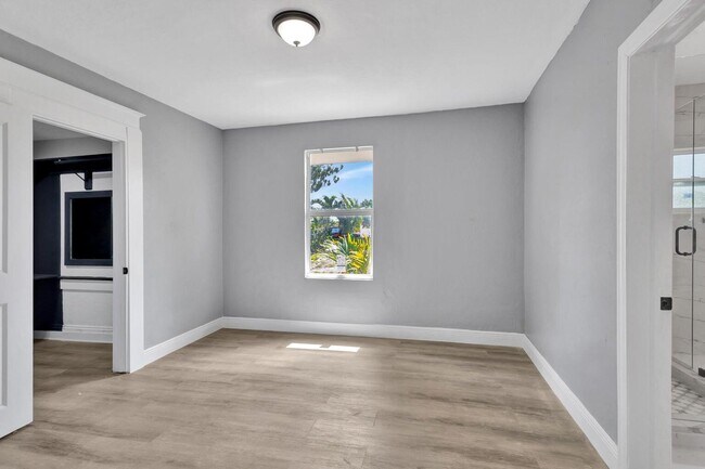 Building Photo - 448 Roseland Dr
