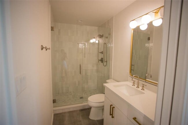 Building Photo - 202 W Crestland Dr