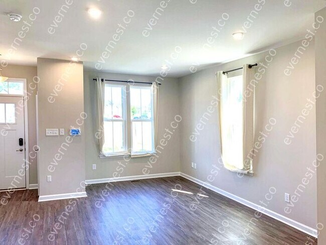 Building Photo - Gorgeous 3-Bedroom Townhouse with Modern C...