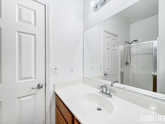 Building Photo - Stylish 4B/3BA Home with Upgraded Kitchen ...